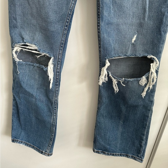 Abercrombie & Fitch - Curve Love Ultra High Rise Ripped Ankle Straight Jeans - Picture 4 of 7